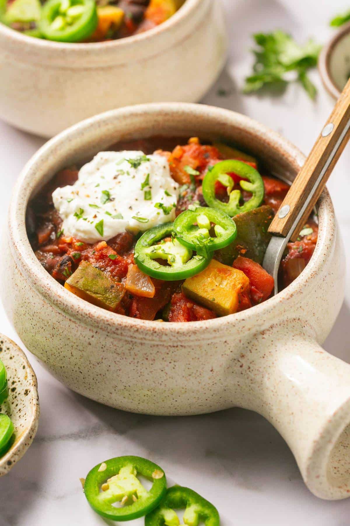 Slow Cooker Black Bean Chili! This vegan chili is full of zucchini & beans with a kick of spice! Hearty, filling, perfect for warming up on a cold day! Gluten Free + Low Calorie + Vegan