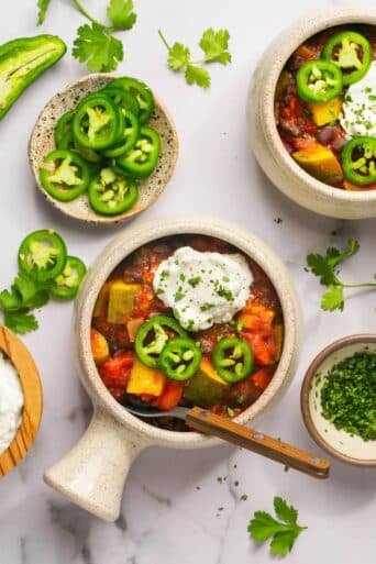 Slow Cooker Black Bean Chili! This vegan chili is full of zucchini & beans with a kick of spice! Hearty, filling, perfect for warming up on a cold day! Gluten Free + Low Calorie + Vegan