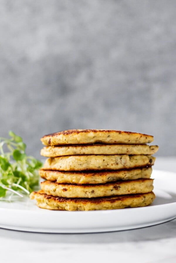 Healthy Cauliflower Pancakes taste like potato pancakes without the carbs. A savory pancakes that's versatile. You can eat them for breakfast, lunch or a snack!