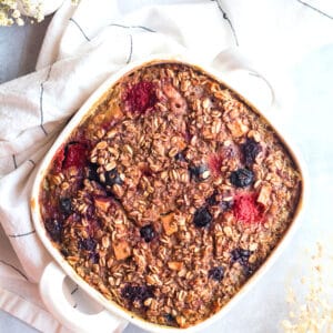 Healthy Berry Oatmeal Protein Bake is a healthy breakfast recipe that is gluten free and low calorie. A better way to make oatmeal with the right balance protein and fat to keep you fuller longer, through the morning.