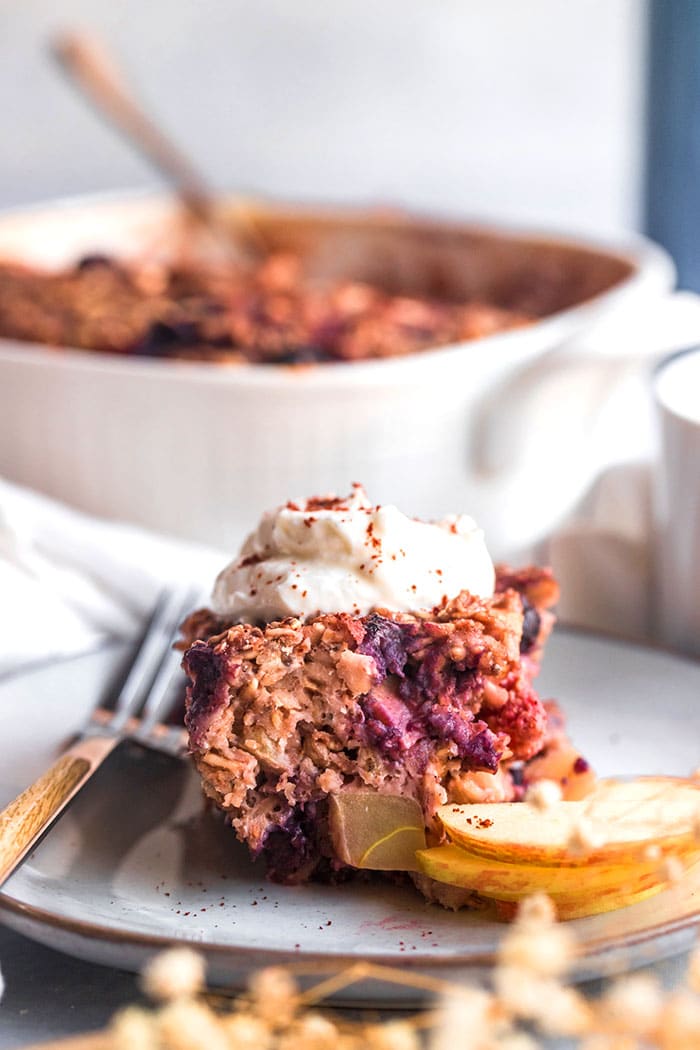 Healthy Berry Oatmeal Protein Bake is a healthy breakfast recipe that is gluten free and low calorie. A better way to make oatmeal with the right balance protein and fat to keep you fuller longer, through the morning. 