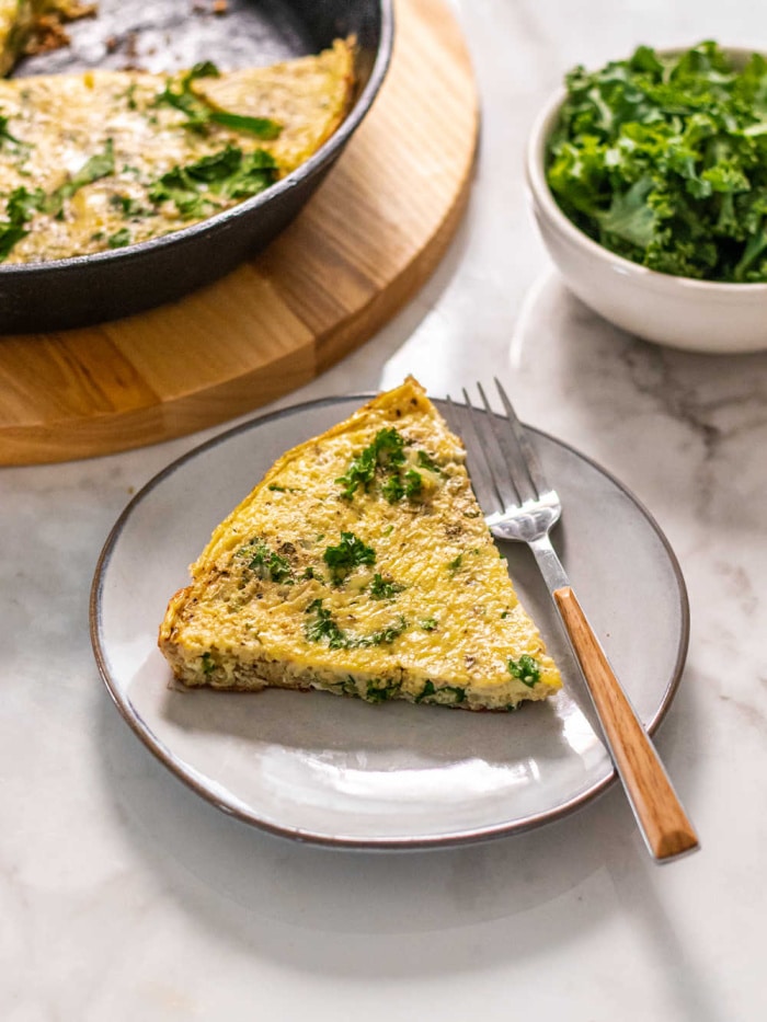 Cauliflower Kale Frittata is a low calorie egg bake with cauliflower rice, kale and spices! A savory protein breakfast that only has four ingredients and takes under 30 minutes to make!