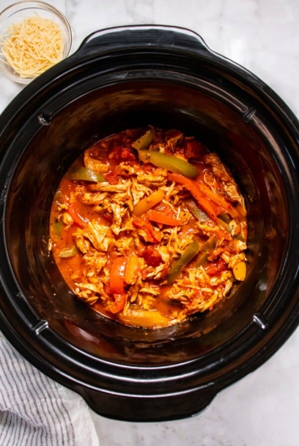 shredded chicken with peppers and marinara in a slow cooker