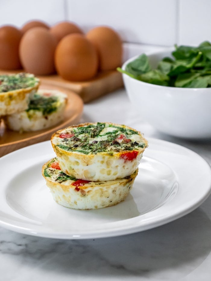 Spinach Pepper Egg Muffins are healthy egg white muffins packed with protein. An easy breakfast to meal prep and take with you on the go!