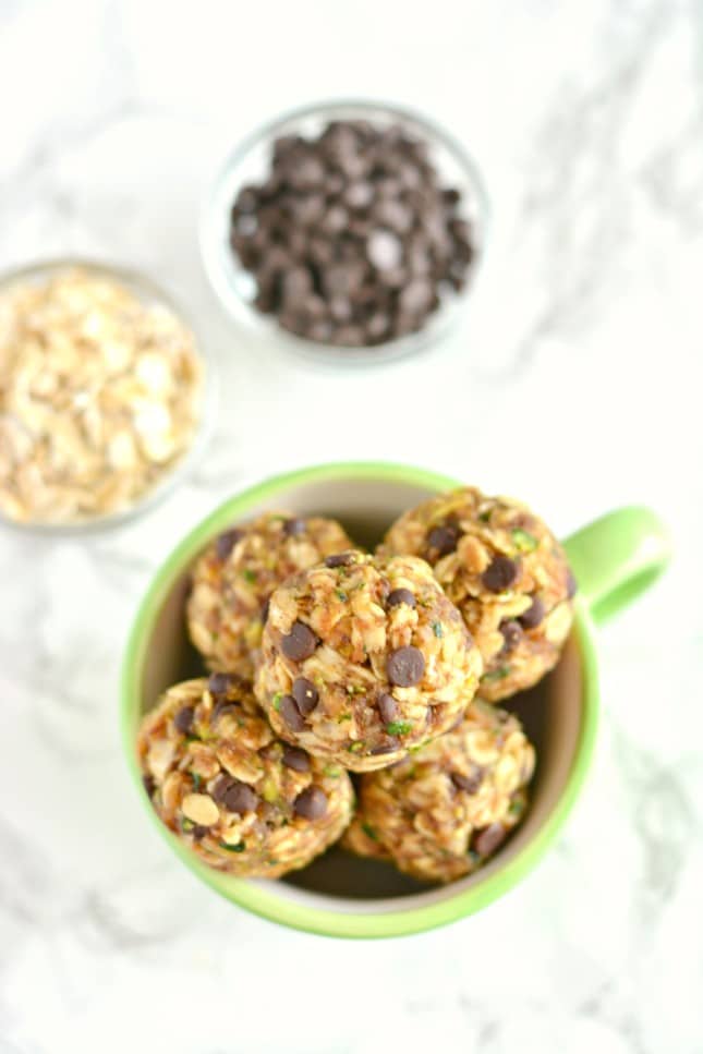 Zucchini Chocolate Oatmeal Bites make a stunning homemade snack. Made with shredded zucchini, oats and nut butter, these no-bake gluten free, low calorie bites will soon be your new easy go-to summer snack! 