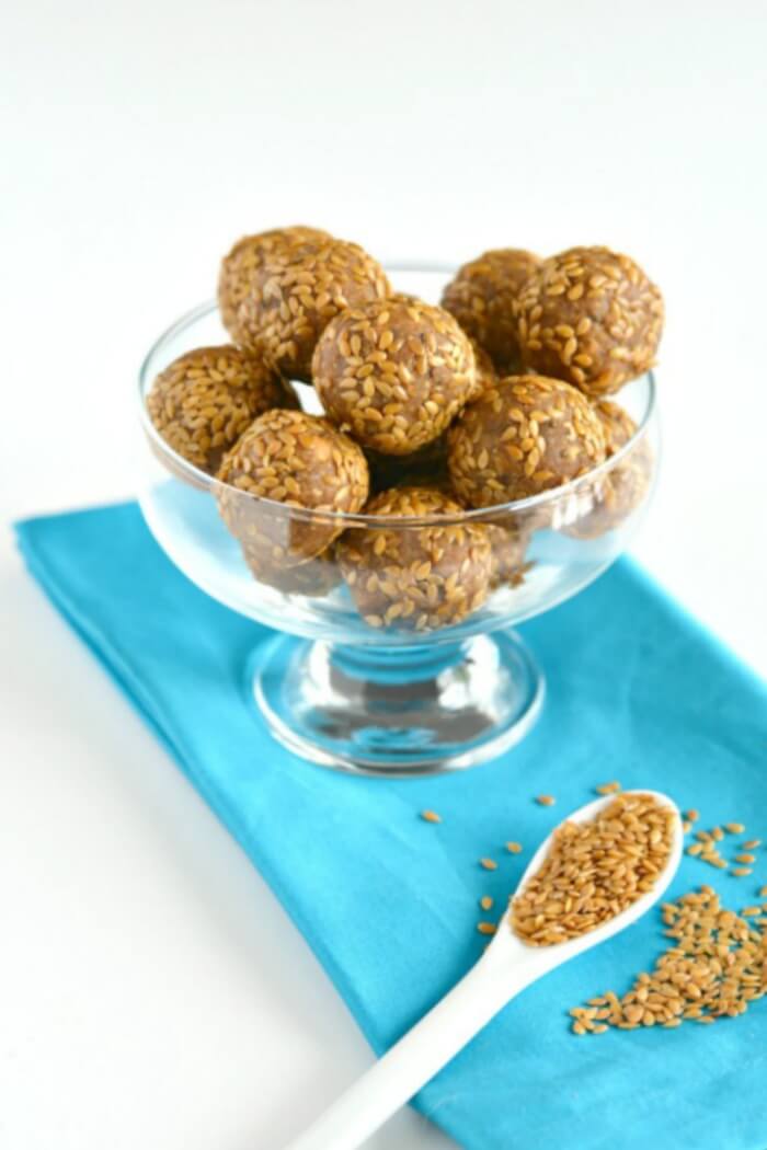 No Bake Almond Apple Flax Bites made with 4 wholesome ingredients & omega-3 healthy fats. A nutritious energy boosting snack under 100 calories! Low Calorie, Gluten free & Vegan friendly.