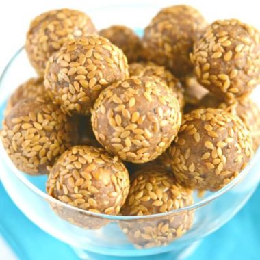 No Bake Almond Apple Flax Bites made with 4 wholesome ingredients & omega-3 healthy fats. A nutritious energy boosting snack under 100 calories! Low Calorie, Gluten free & Vegan friendly.
