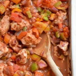 This Tortilla-less Chicken Enchilada Bake has a rainbow of freshly chopped vegetables and is topped with an irresistible homemade enchilada sauce. A flavorful dinner that could not be more healthy or delicious. Serve over lettuce, rice or whatever your taste buds desire! #chicken #casserole #enchilada