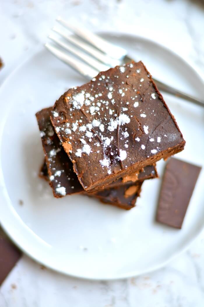 Silky 100 Calorie Fudge Brownies made healthy with rich dark chocolate and no added sugar or refined oil. The perfect treat to satisfy a sweet tooth!