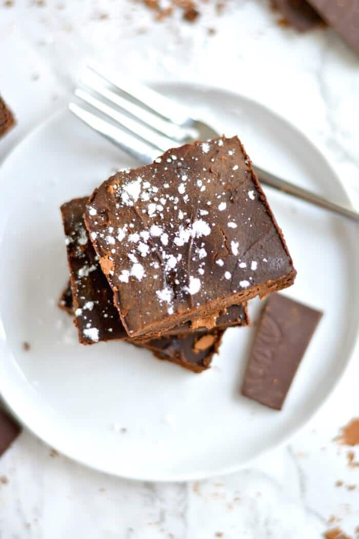 Silky 100 Calorie Fudge Brownies made healthy with rich dark chocolate and no added sugar or refined oil. The perfect treat to satisfy a sweet tooth!