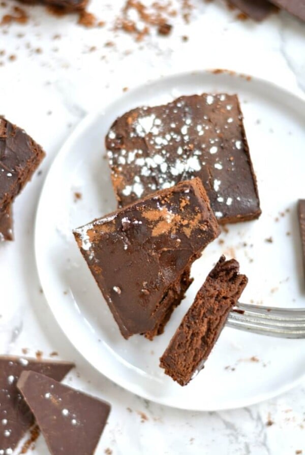 Silky 100 Calorie Fudge Brownies made healthy with rich dark chocolate and no added sugar or refined oil. The perfect treat to satisfy a sweet tooth!