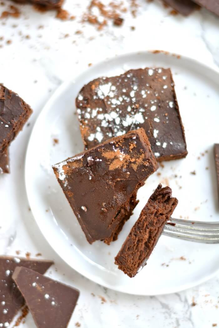 Silky 100 Calorie Fudge Brownies made healthy with rich dark chocolate and no added sugar or refined oil. The perfect treat to satisfy a sweet tooth!