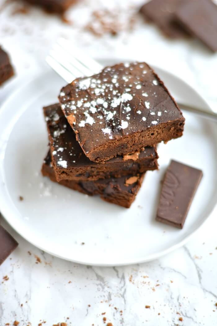 Silky 100 Calorie Fudge Brownies made healthy with rich dark chocolate and no added sugar or refined oil. The perfect treat to satisfy a sweet tooth!