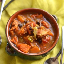 Crockpot Butternut Chicken Chili with Black Beans! This protein packed chili made easy in the crockpot fills your kitchen with wonderful flavors & your stomach with nourishing, healthy ingredients! Gluten Free + Low Calorie