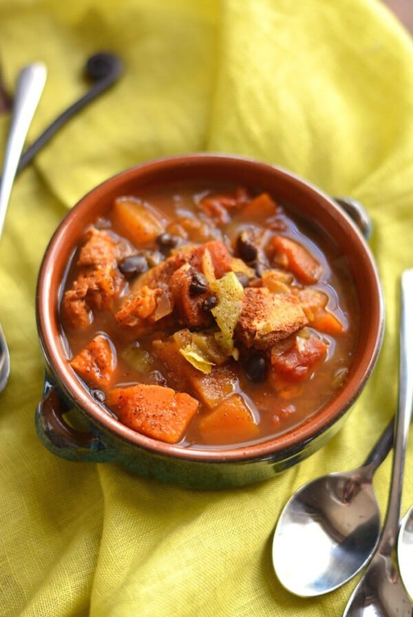 Crockpot Butternut Chicken Chili with Black Beans! This protein packed chili made easy in the crockpot fills your kitchen with wonderful flavors & your stomach with nourishing, healthy ingredients! Gluten Free + Low Calorie