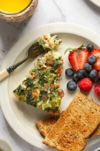 Crockpot Veggie Omelet! Make breakfast easy by letting the slow cooker do the work! This simple make ahead breakfast is loaded with vegetable & protein. The perfect way to start the day. Paleo + Gluten Free + Low Calorie!