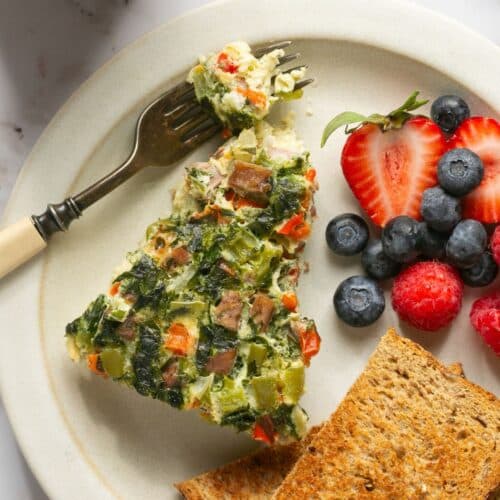 Crockpot Veggie Omelet! Make breakfast easy by letting the slow cooker do the work! This simple make ahead breakfast is loaded with vegetable & protein. The perfect way to start the day. Paleo + Gluten Free + Low Calorie!