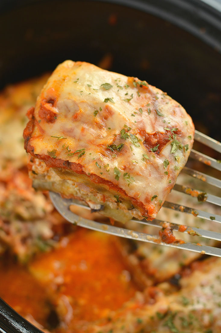Low Carb Crockpot Lasagna! This no-noodle lasagna made with ground chicken, eggplant & cottage cheese is a healthier lasagna that's cheesy, tasty & light! Gluten Free + Low Calorie + Low Carb