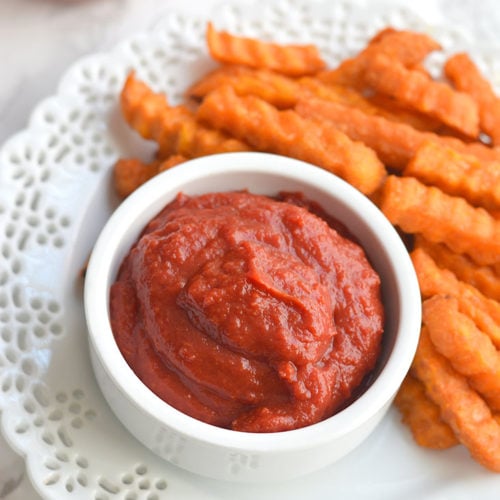 Low Sugar Ketchup! An easy homemade 5 minute ketchup recipe that's free of additives and low in sugar. Perfect for dipping and topping all your favorite foods with! Paleo + Vegan + Low Calorie + Gluten Free