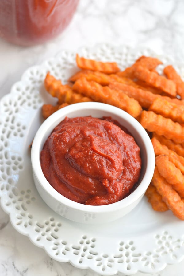 Low Sugar Ketchup! An easy homemade 5 minute ketchup recipe that's free of additives and low in sugar. Perfect for dipping and topping all your favorite foods with! Paleo + Vegan + Low Calorie + Gluten Free