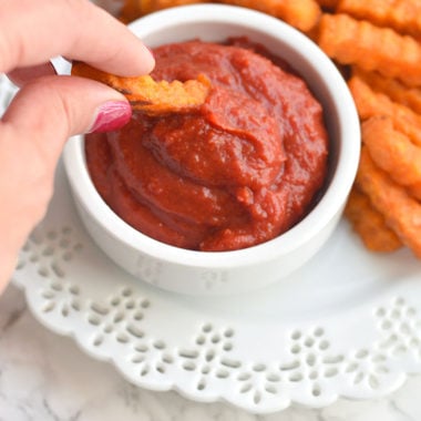 Low Sugar Ketchup! An easy homemade 5 minute ketchup recipe that's free of additives and low in sugar. Perfect for dipping and topping all your favorite foods with! Paleo + Vegan + Low Calorie + Gluten Free