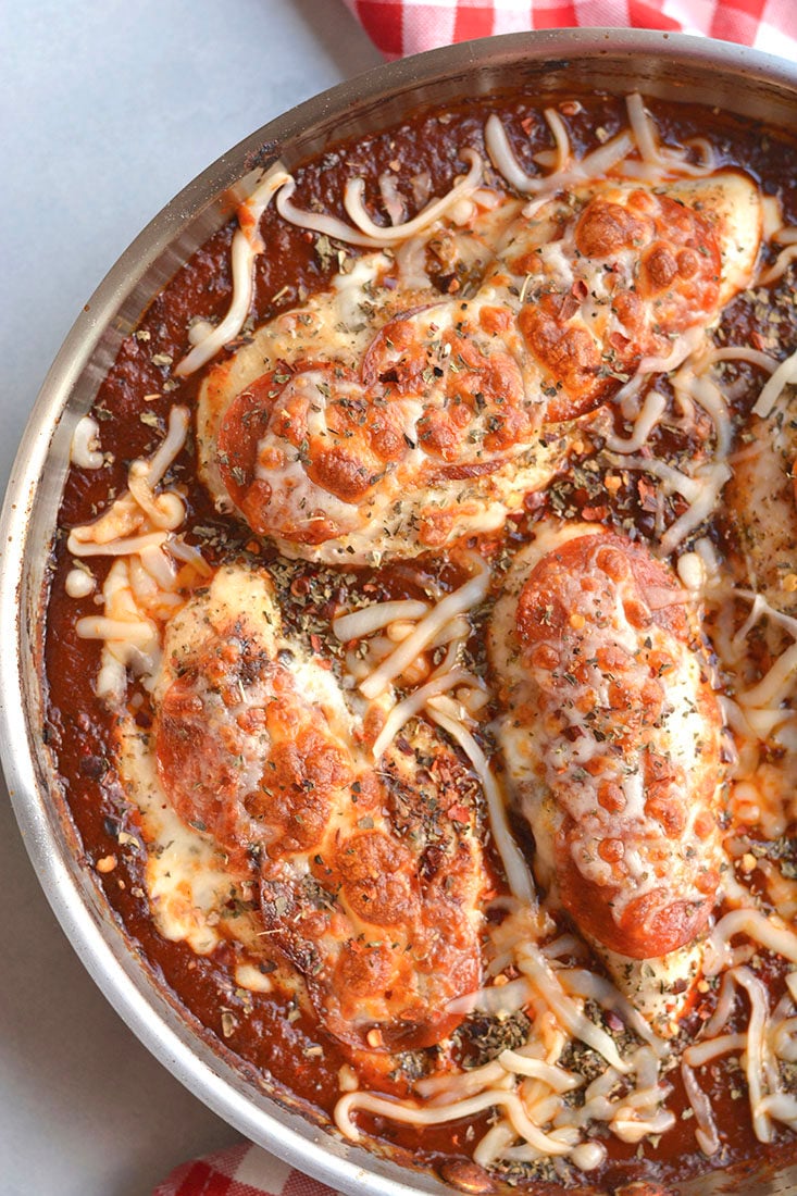 Meal Prep Pizza Chicken! Chicken dinner winner! This one skillet, low carb meal takes 20 minutes to make and has all the flavors of pizza without the carbs. Gluten Free + Low Calorie