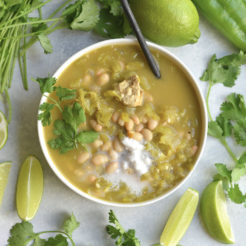 Healthy White Chicken Chili! A flavorful, hearty chili make with a few simple ingredients. A fiber and protein rich meal that will feed many.  Easy to make in 20 minutes of less! Gluten free + Low Calorie