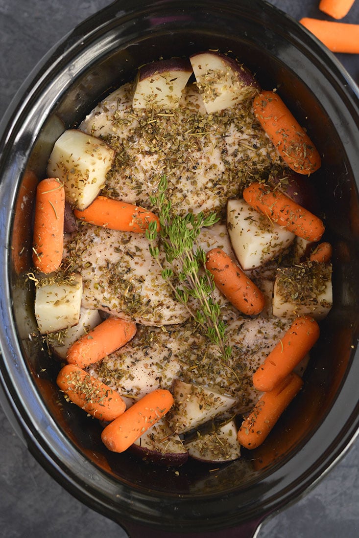 Pui, morcovi cartofi preparați în slow cooker! Acest Crockpot Italian Chicken Potatoes face cel mai fraged pui. O cină UȘOARĂ, cu 5 ingrediente, plină de savoare, care va satisface întreaga familie! Gluten Free + Paleo + Low Calorie