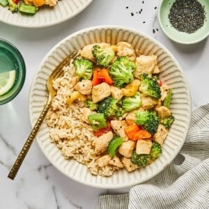Two bowls of healthy cashew chicken recipe.