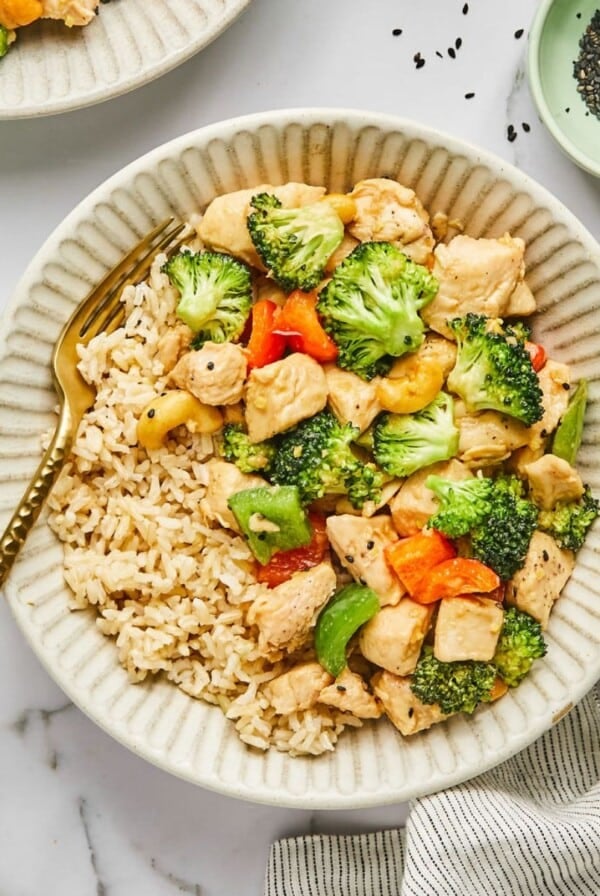Two bowls of healthy cashew chicken recipe.
