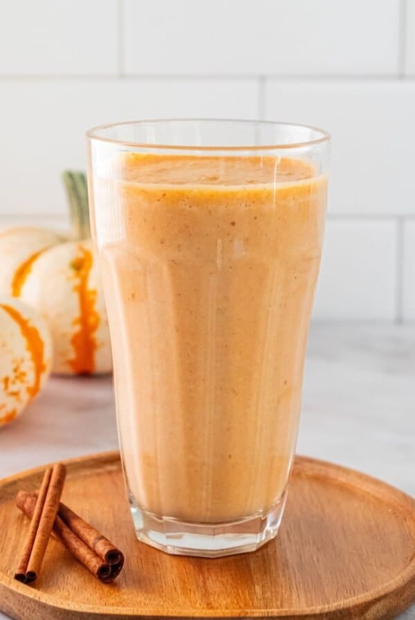 Gingerbread smoothie in a glass.