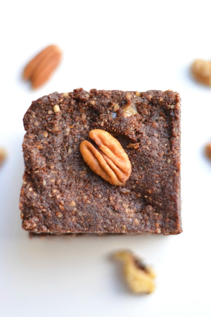 No Bake Date Brownies! Loaded with protein & healthy fat, these immune boosting & hormone balancing bars are perfect for snacking.