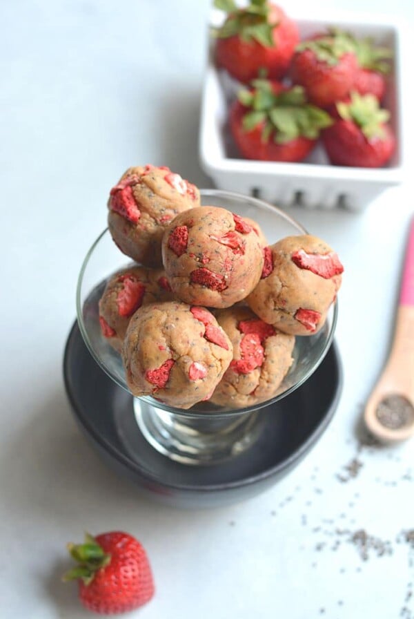 Chia Strawberry Shortcake Energy Bites! These Vegan no bake snack bites are a gluten free summertime treat. Healthy, easy to make and wholesome. Loaded with protein, natural sweetness and healthy fat, they make a great on-the-go snack. Vegan + Gluten Free + Low Calorie