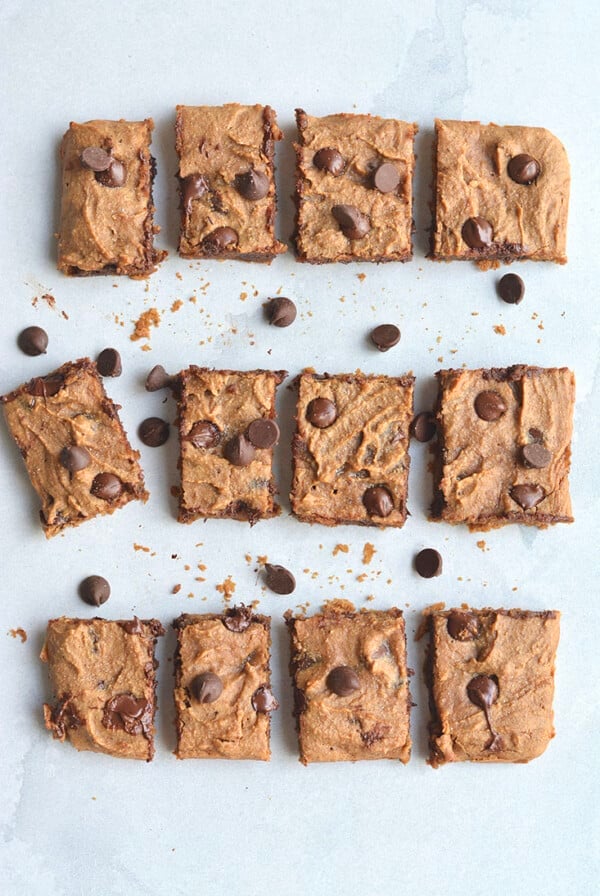 Healthy Peanut Butter Chocolate Blondes! This Vegan dessert recipe is low calorie, made with real peanut butter and topped with dairy free chocolate chips. The perfect, easy dessert recipe! Paleo option included. Gluten Free + Low Calorie + Vegan