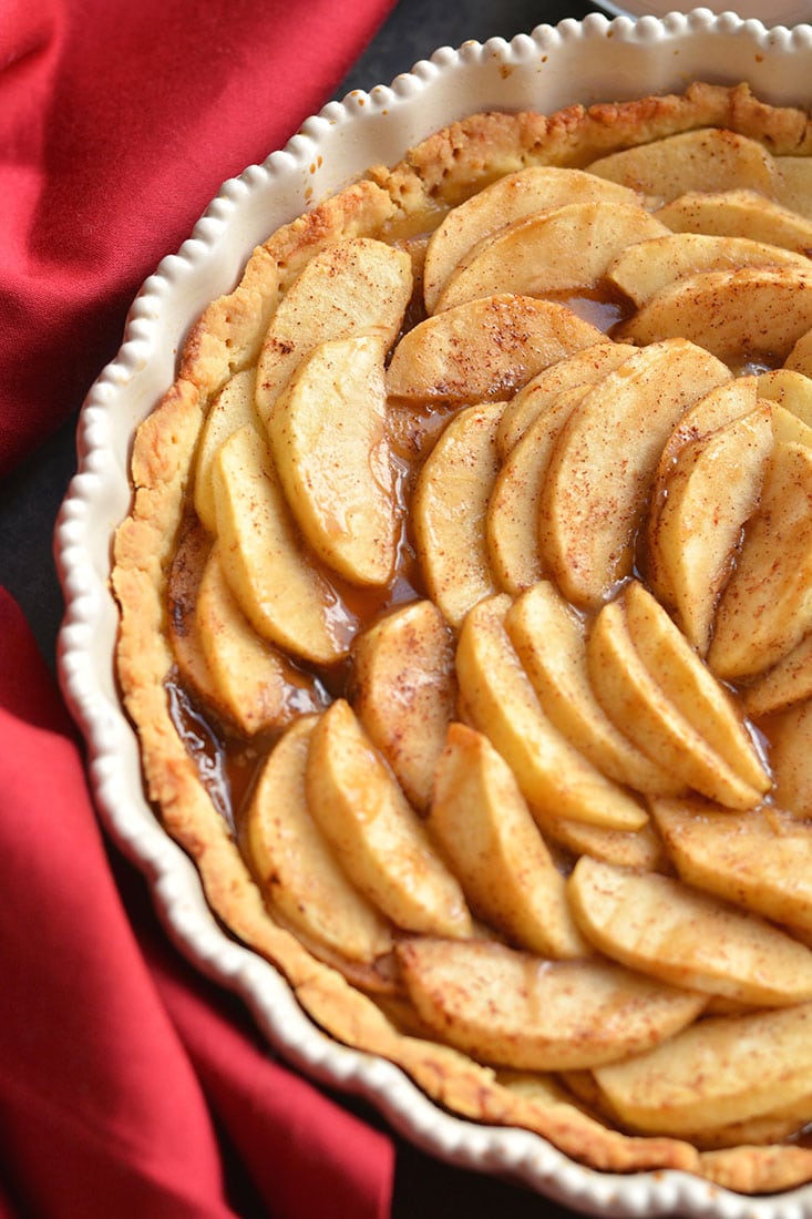 Denna äppelpaj i mandelmjöl har en lättlagad mandelmjölsskorpa med skivade äpplen på toppen. Ett dessertrecept som går lätt ihop, är familjegodkänt, Paleo, glutenfritt och spannmålsfritt. 