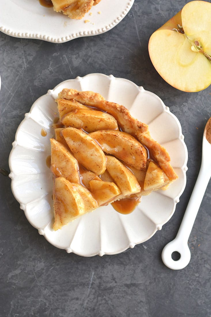 Cette tarte aux pommes à la farine d'amande présente une croûte à la farine d'amande facile à faire avec des pommes tranchées sur le dessus. Une recette de dessert qui se monte facilement, est approuvée par la famille, paléo, sans gluten et sans céréales. 