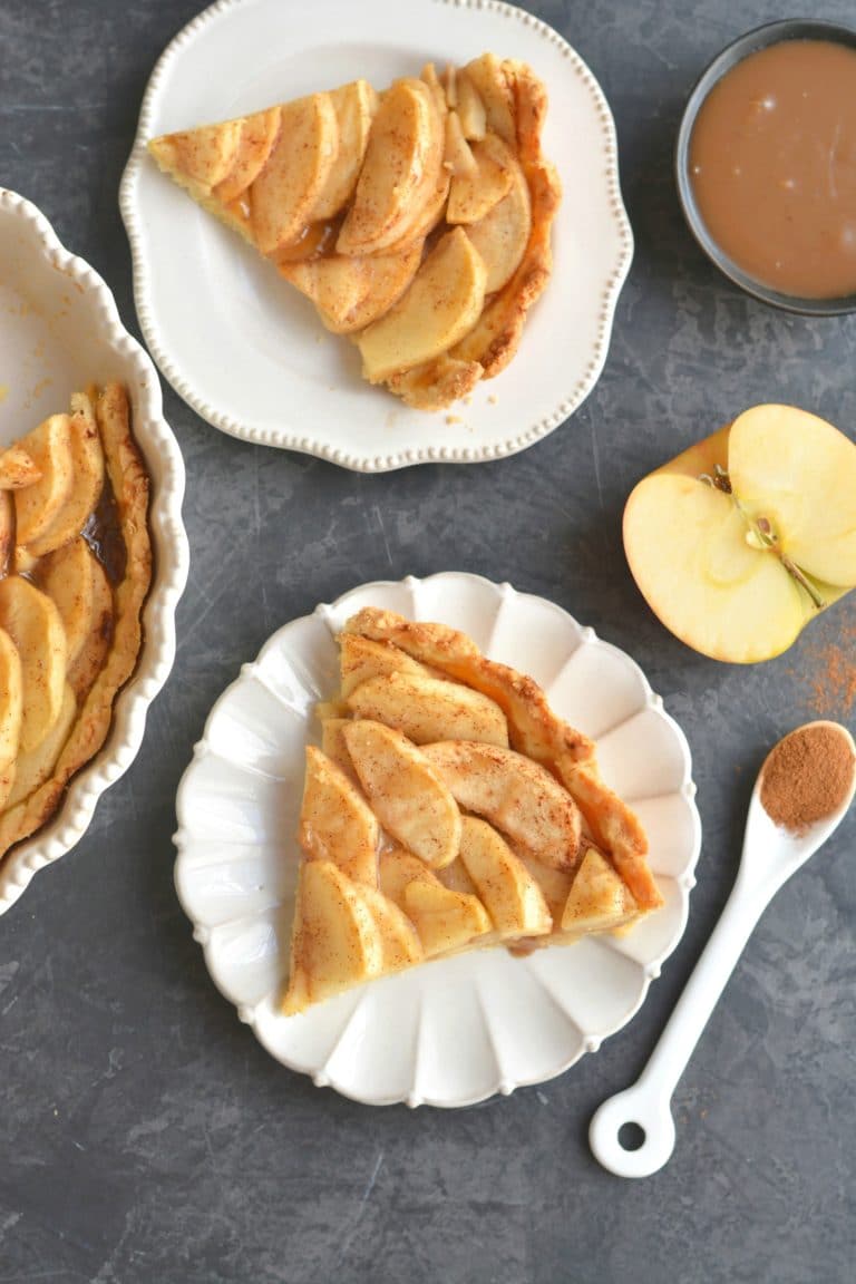 Esta tarta de manzana de harina de almendras presenta una corteza de harina de almendras fácil de hacer con manzanas cortadas por encima. Una receta de postre que se prepara fácilmente, es aprobada por la familia, Paleo, libre de gluten y libre de granos. 