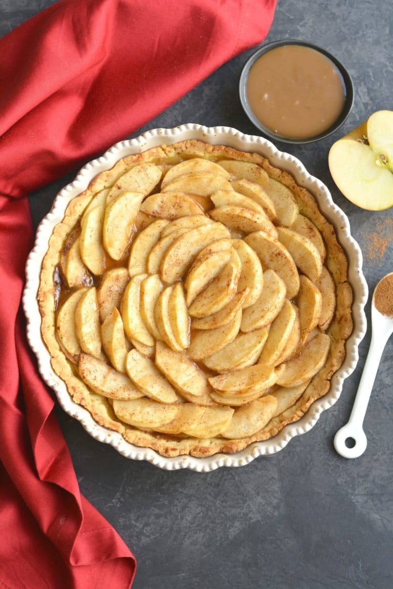 Cette tarte aux pommes à la farine d'amande présente une croûte à la farine d'amande facile à faire avec des pommes tranchées sur le dessus. Une recette de dessert qui se monte facilement, est approuvée par la famille, paléo, sans gluten et sans céréales. 