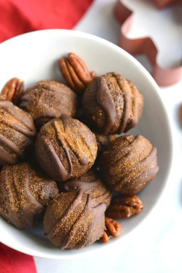 Vegan Paleo Gingerbread Bites! These simple no bake energy bites are made with dates, molasses, pecans and warm spices. An easy, healthy snack for your day! Vegan + Paleo + Gluten Free + Low Calorie