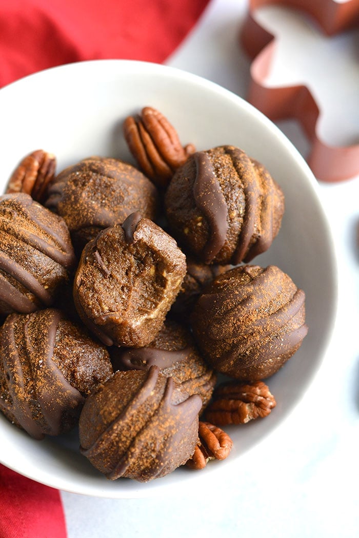 Vegan Paleo Gingerbread Bites! These simple no bake energy bites are made with dates, molasses, pecans and warm spices. An easy, healthy snack for your day! Vegan + Paleo + Gluten Free + Low Calorie