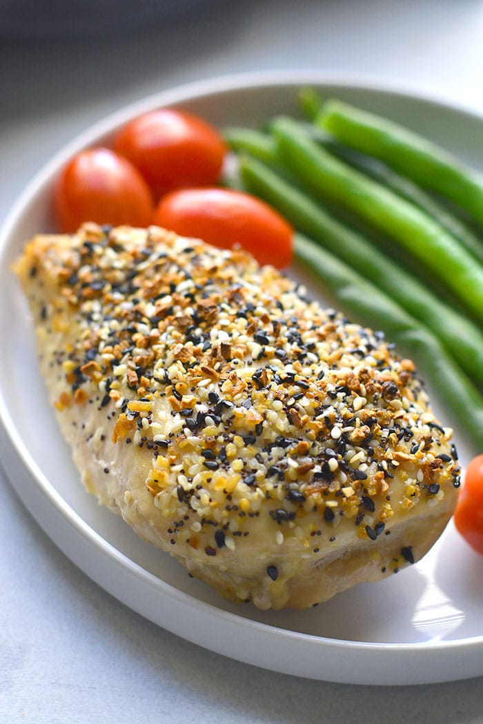 Everything Bagel Chicken! Juicy, baked chicken crusted with everything bagel seasoning. An easy 30-minute meal that takes chicken from boring to delicious! Low Carb + Paleo + Gluten Free + Low Calorie