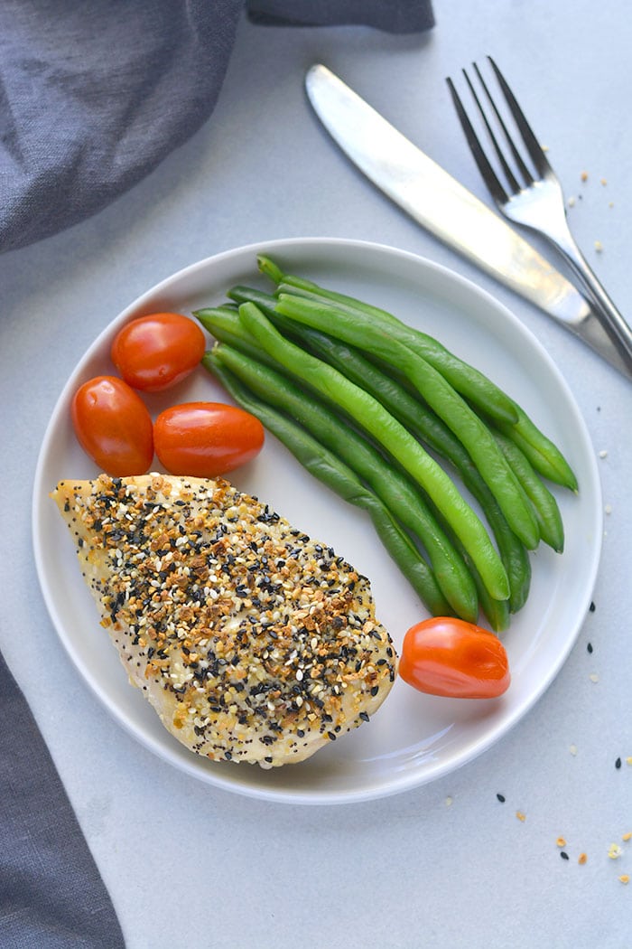 Everything Bagel Chicken! Juicy, baked chicken crusted with everything bagel seasoning. An easy 30-minute meal that takes chicken from boring to delicious! Low Carb + Paleo + Gluten Free + Low Calorie