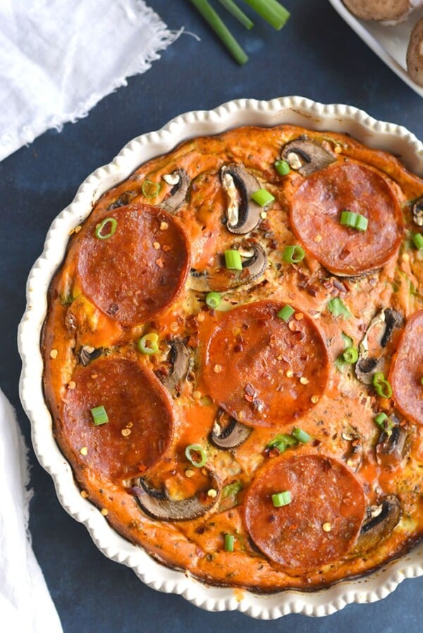 Low Carb Pizza Frittata! An easy crustless egg bake for breakfast, lunch or dinner that tastes like pizza and is packed with veggies. Paleo + Whole30 + Low Carb + Gluten Free + Low Calorie