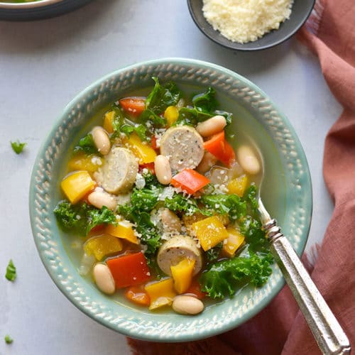 Healthy Kale Sausage Pepper Soup! An easy 30 minute one-pot meal with nourishing vegetables, beans and chicken sausage. High in fiber and protein. Gluten Free + Low Calorie