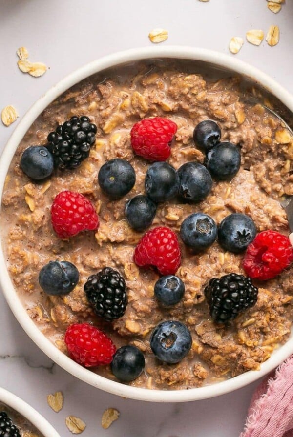 High Protein Chocolate Oatmeal! Make better balanced oatmeal with protein for balancing fat loss hormones and losing weight. Prep as instant oats or overnight oats with simple, healthy ingredients. Gluten Free + Low Calorie