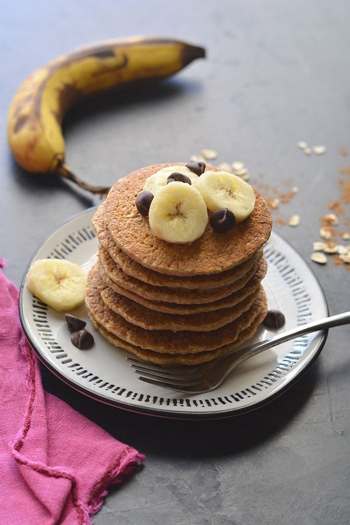 Healthy Banana Oat Pancakes! Made with simple ingredients, these healthy pancakes are low calorie, high fiber, egg free and have no added sugar. Meal prep them for a healthy breakfast all week long! Gluten Free + Low Calorie + Vegan