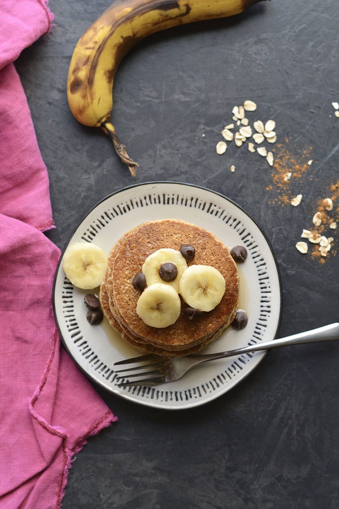 Healthy Banana Oat Pancakes! Made with simple ingredients, these healthy pancakes are low calorie, high fiber, egg free and have no added sugar. Meal prep them for a healthy breakfast all week long! Gluten Free + Low Calorie + Vegan