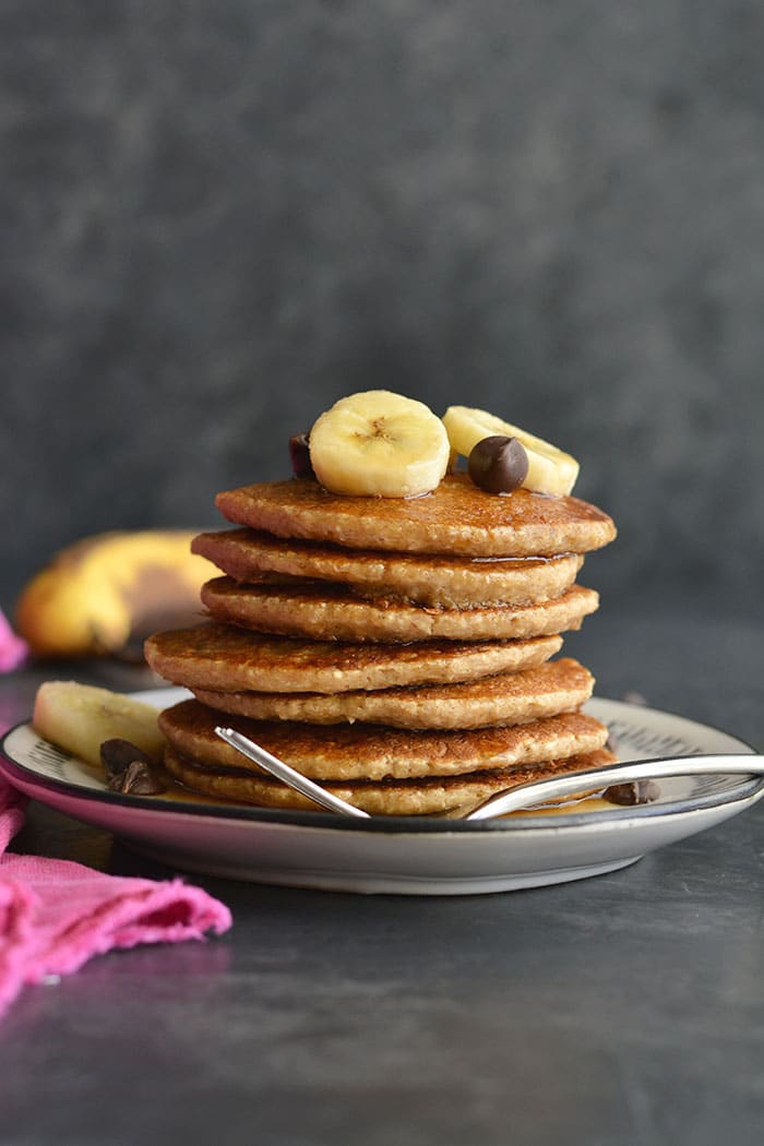 Healthy Banana Oat Pancakes! Made with simple ingredients, these healthy pancakes are low calorie, high fiber, egg free and have no added sugar. Meal prep them for a healthy breakfast all week long! Gluten Free + Low Calorie + Vegan