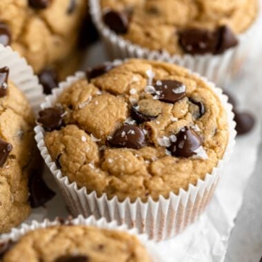 I muffin di avena alla banana a basso contenuto calorico sono fatti senza farina o olio e senza zucchero aggiunto. Un muffin sano fatto in un frullatore, umido e delizioso! A basso contenuto calorico + senza glutine