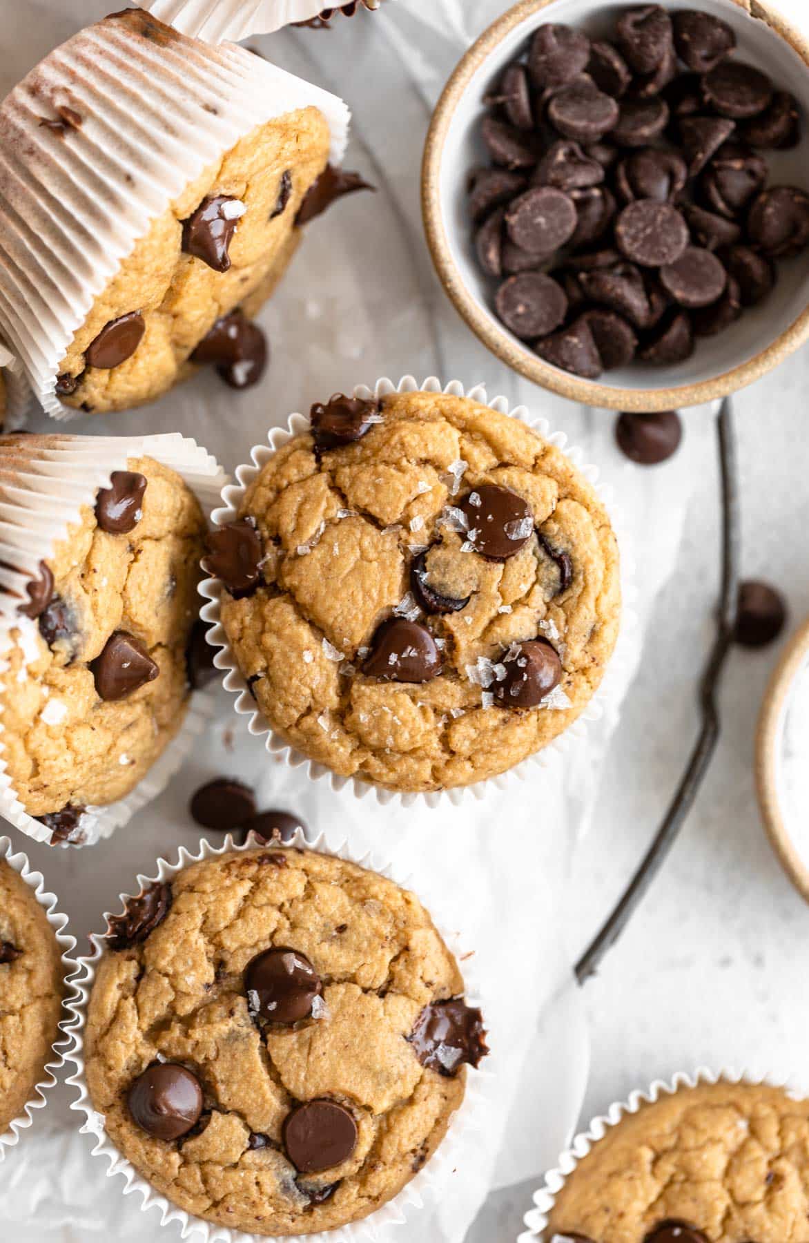 I muffin di avena alla banana a basso contenuto calorico sono fatti senza farina o olio e senza zucchero aggiunto. Un muffin sano fatto in un frullatore, umido e delizioso! Low Calorie + Gluten Free